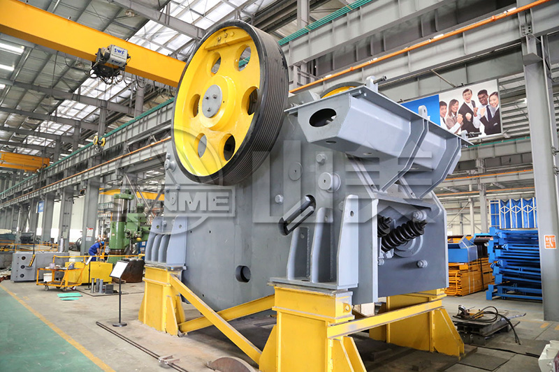 顎式破碎機(jī)工作中出現(xiàn)卡料、不下料是什么原因