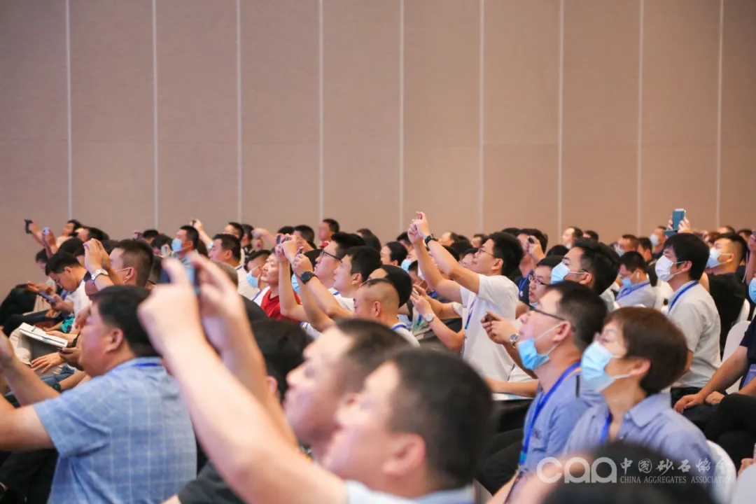 主旨報(bào)告 | 胡幼奕以國際化視角，提出固廢綜合利用和生態(tài)環(huán)境修復(fù)新思路